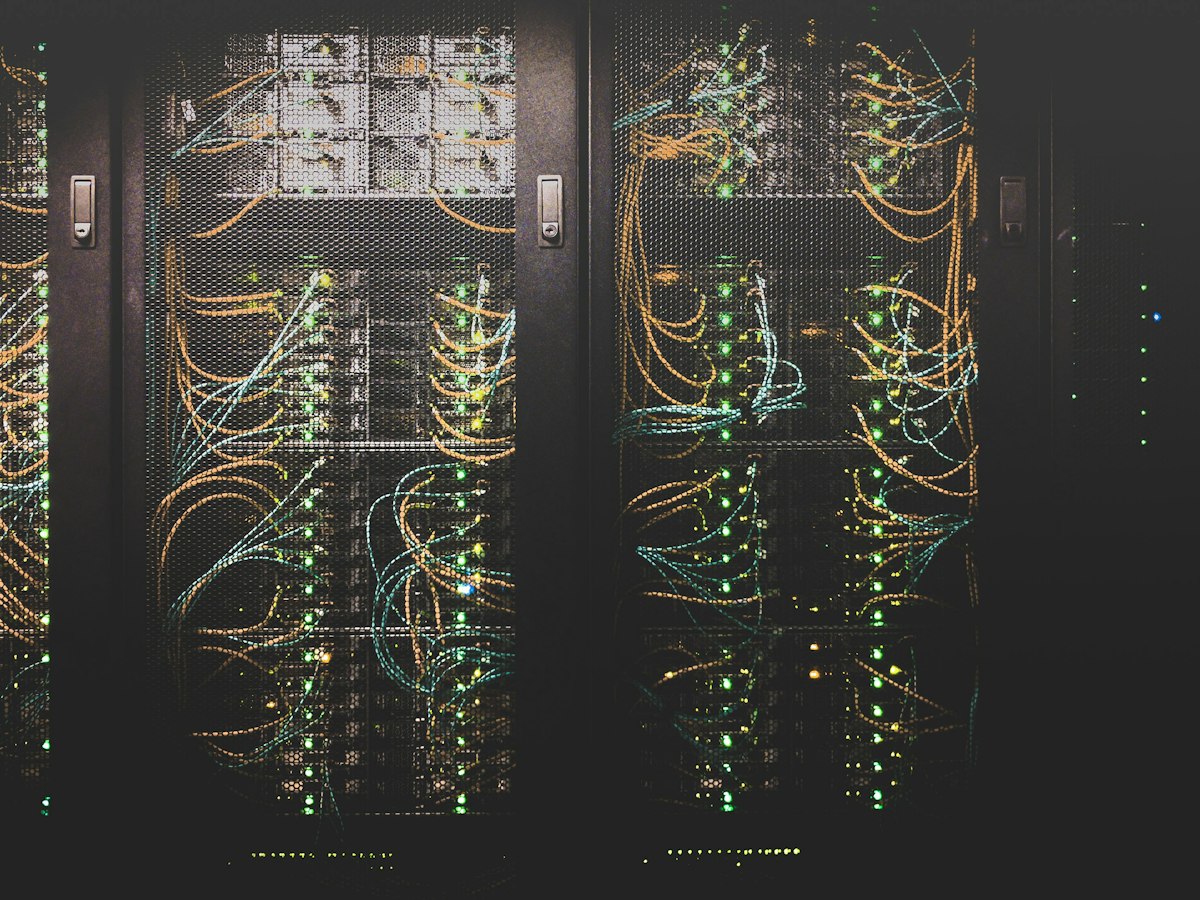 Armarios de servidores con cableado de red